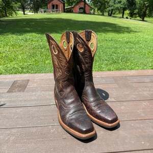 Ariat Heritage Roughstock Square Toe Western Boots (Style 10002227 / 34824) US 9
